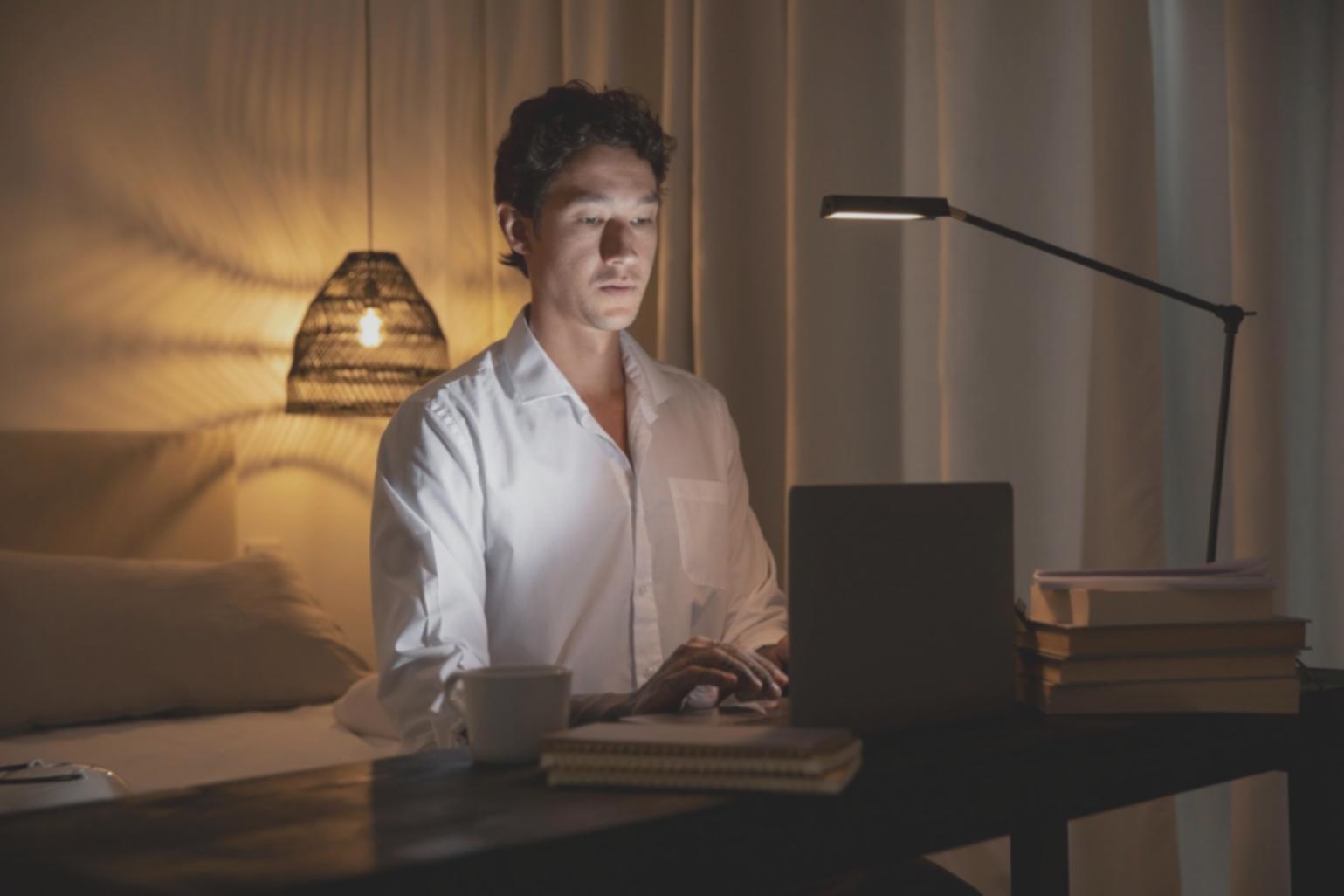 Personne analysant des graphiques financiers sur ordinateur