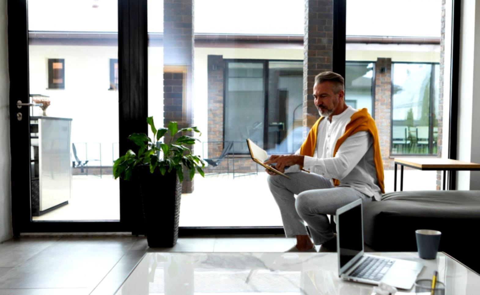 Environnement d'apprentissage moderne avec outils financiers et ressources pédagogiques