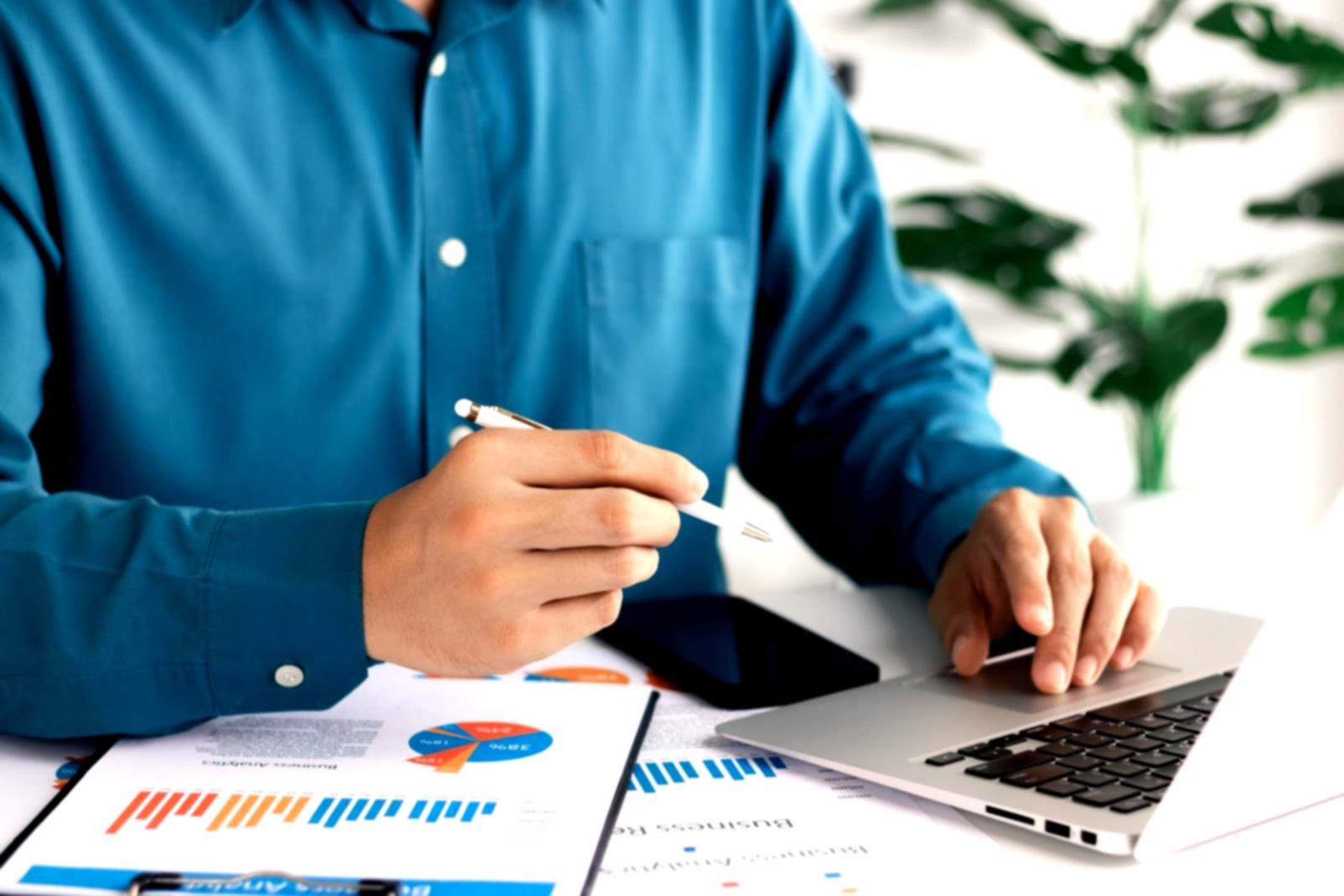 Documents financiers et calculatrice sur un bureau