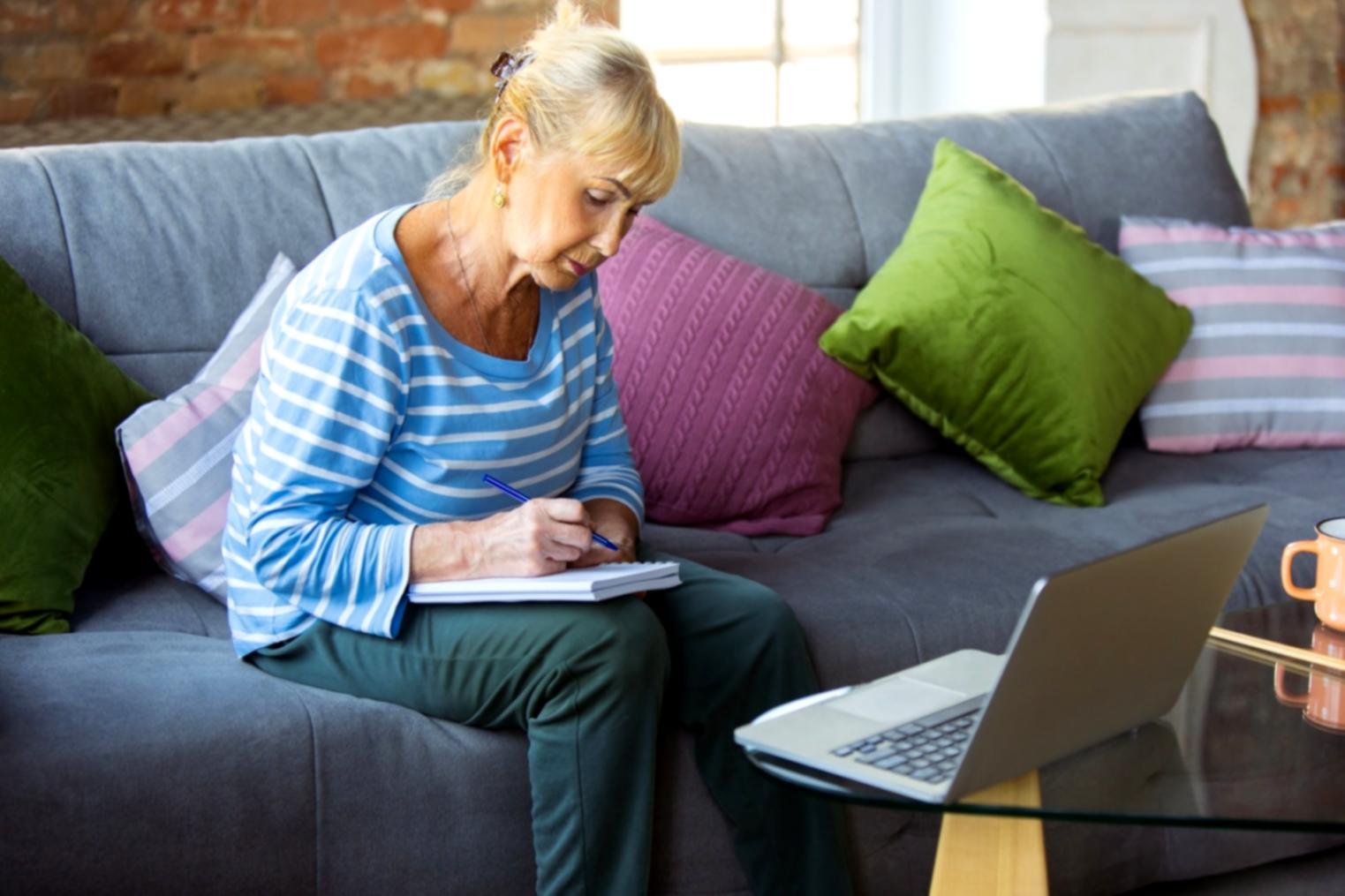 Étudiants internationaux travaillant ensemble sur leurs finances personnelles dans une bibliothèque moderne
